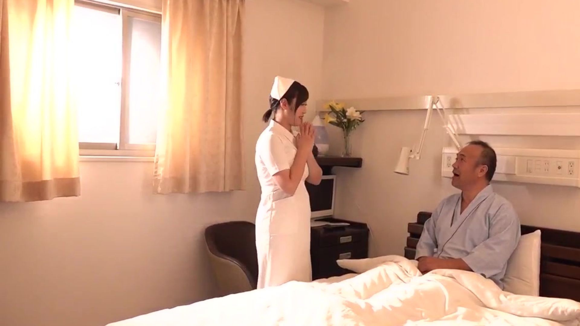 Ông già chịch với cô y tá trẻ xinh đẹp